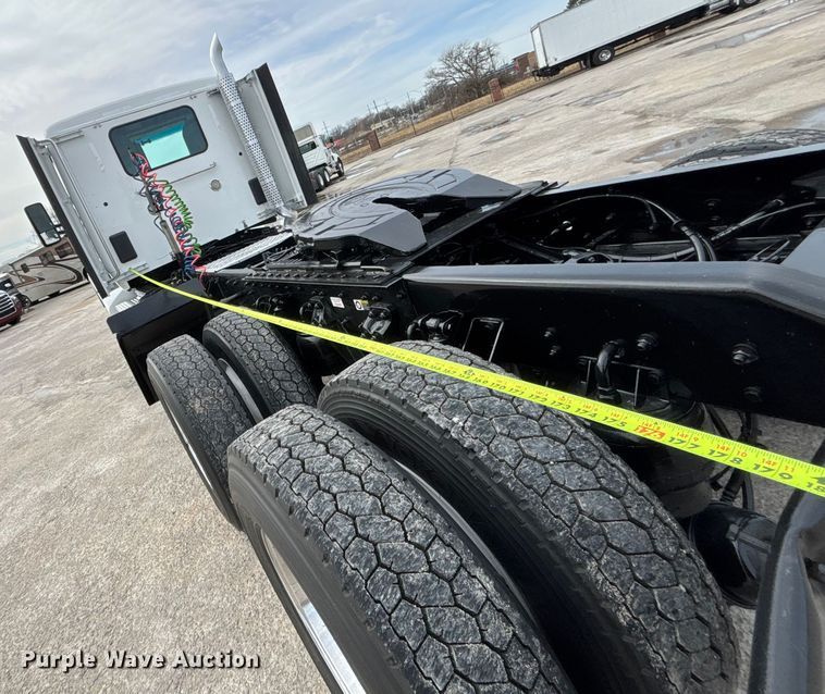 image for item FB3519 2021 Kenworth T880 semi truck