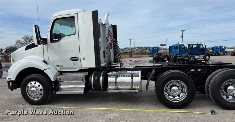 image for item FB3519 2021 Kenworth T880 semi truck