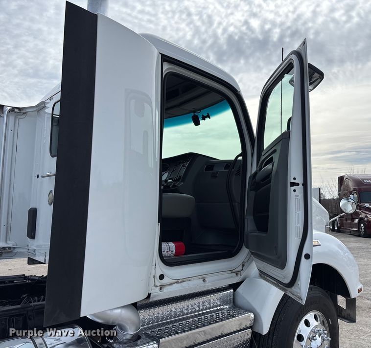 image for item FB3519 2021 Kenworth T880 semi truck