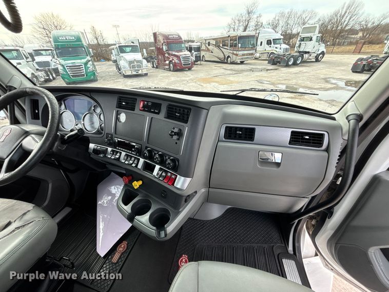 image for item FB3519 2021 Kenworth T880 semi truck