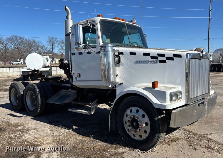 image for item FC1609 2001 Western Star 4900 semi truck