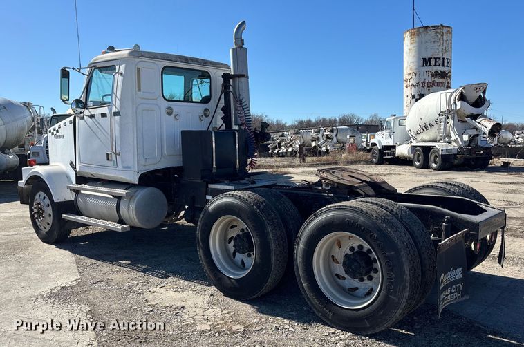 image for item FC1609 2001 Western Star 4900 semi truck