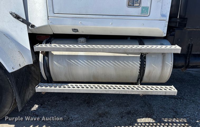 image for item FC1609 2001 Western Star 4900 semi truck