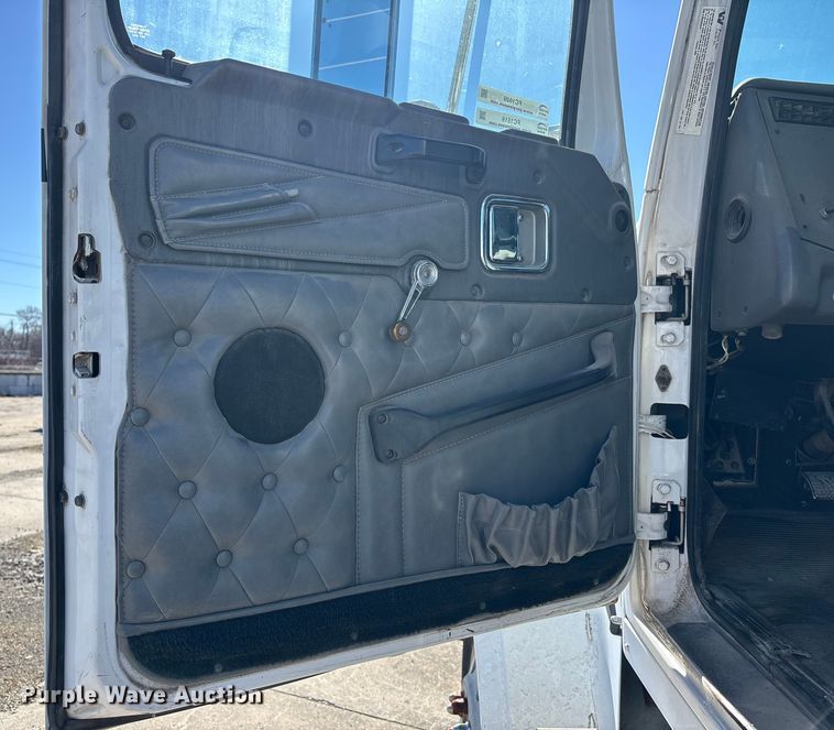 image for item FC1609 2001 Western Star 4900 semi truck