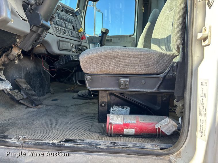 image for item FC1609 2001 Western Star 4900 semi truck