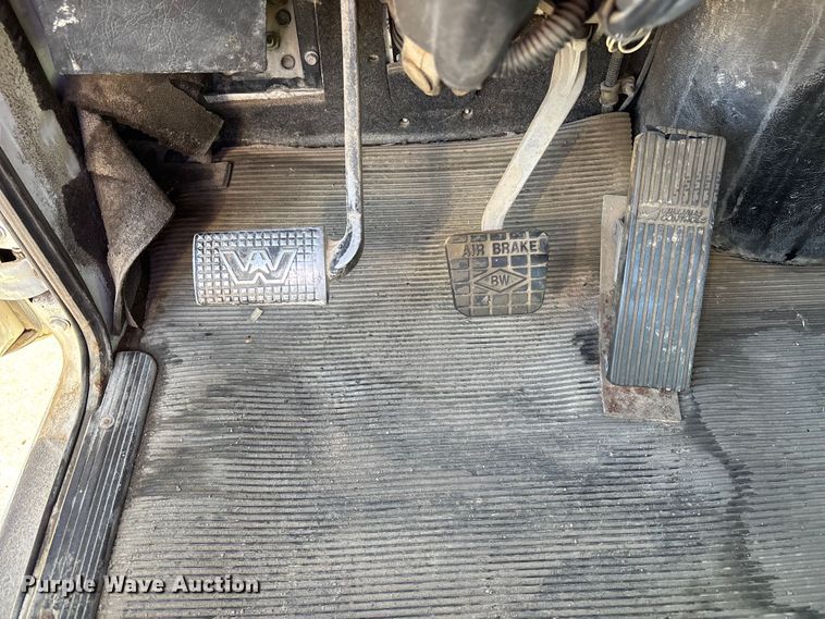 image for item FC1609 2001 Western Star 4900 semi truck