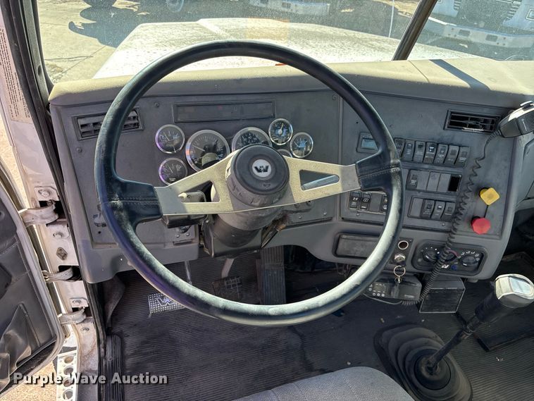 image for item FC1609 2001 Western Star 4900 semi truck