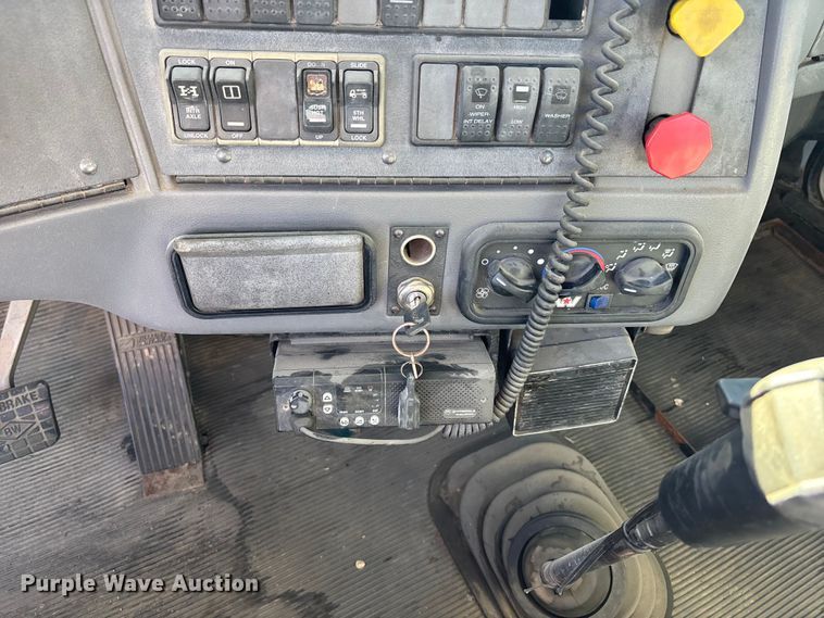 image for item FC1609 2001 Western Star 4900 semi truck