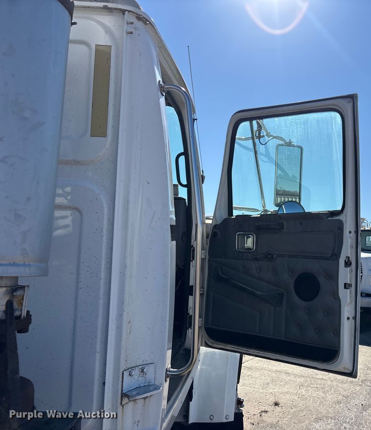 image for item FC1609 2001 Western Star 4900 semi truck