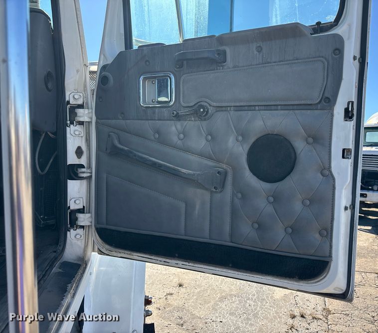 image for item FC1609 2001 Western Star 4900 semi truck