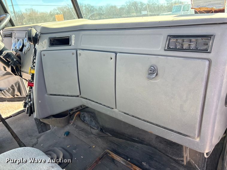 image for item FC1609 2001 Western Star 4900 semi truck