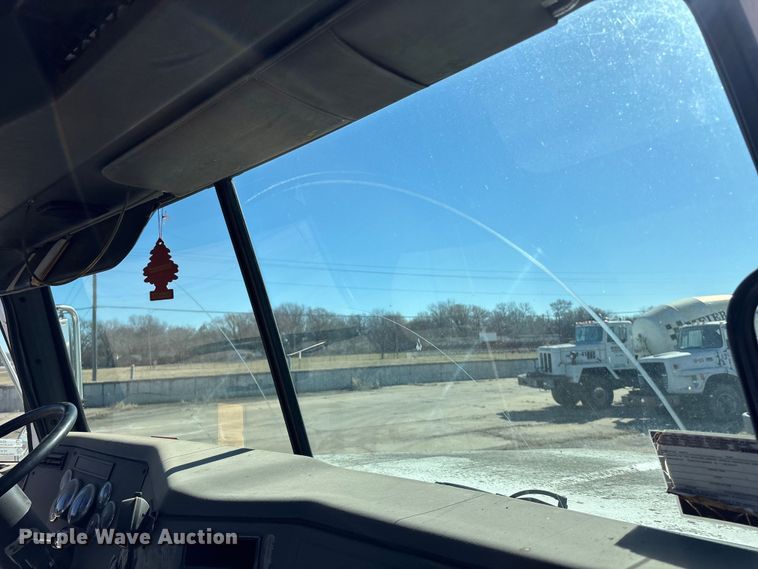 image for item FC1609 2001 Western Star 4900 semi truck