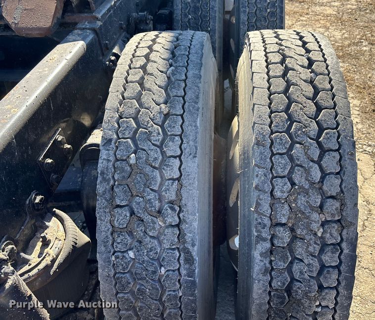 image for item FC1609 2001 Western Star 4900 semi truck