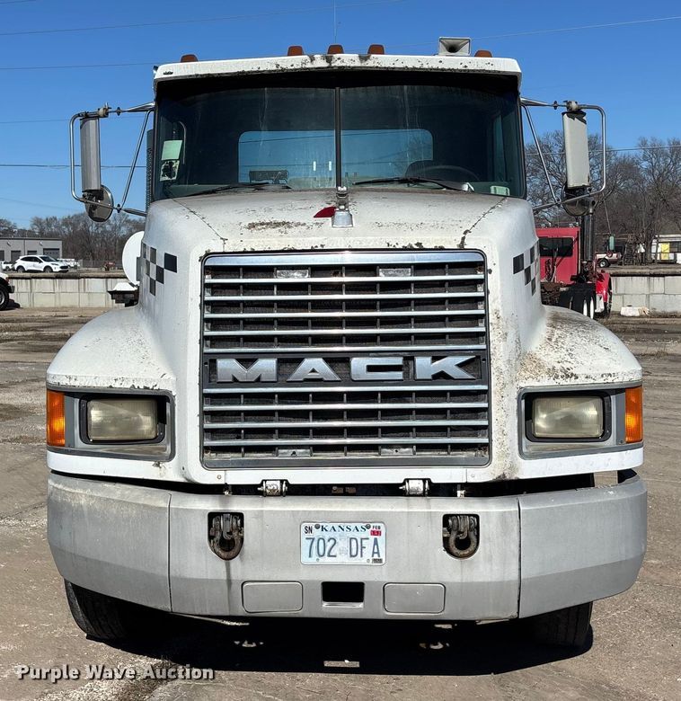 image for item FC1610 1990 Mack CH613 semi truck