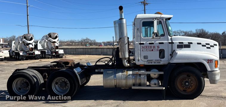 image for item FC1610 1990 Mack CH613 semi truck