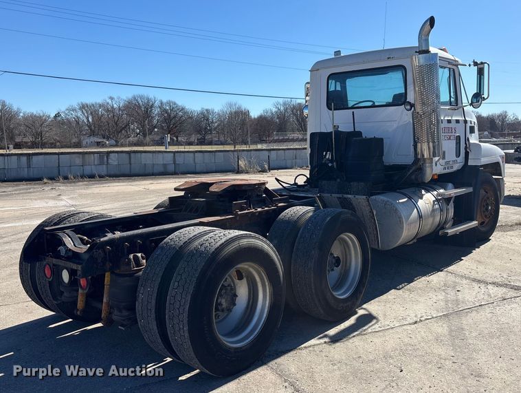 image for item FC1610 1990 Mack CH613 semi truck