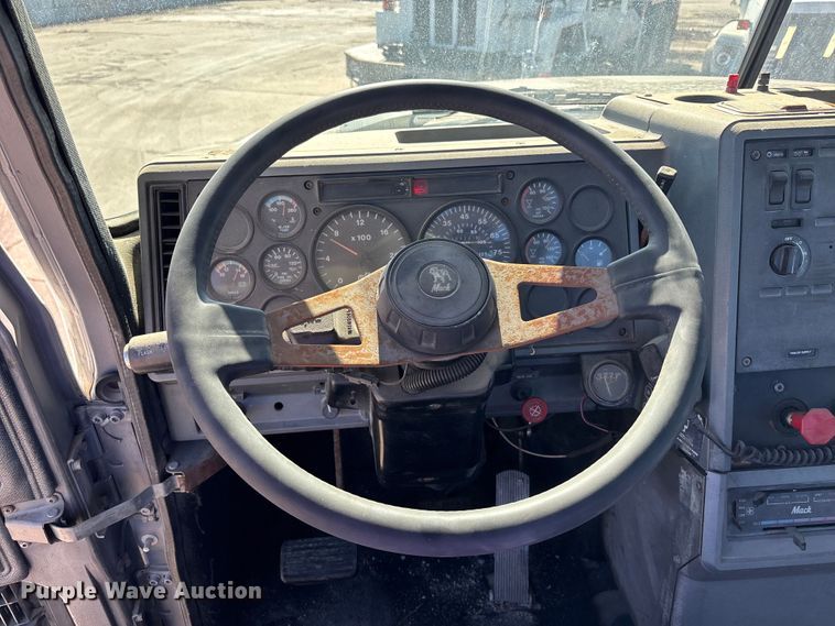 image for item FC1610 1990 Mack CH613 semi truck