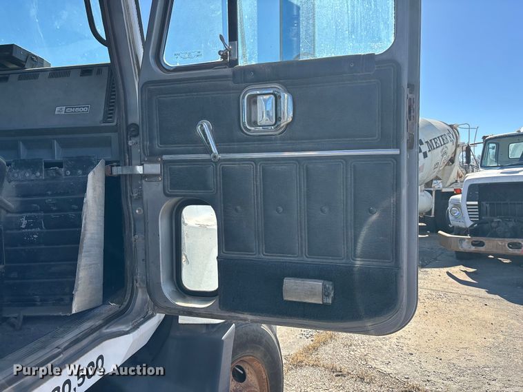 image for item FC1610 1990 Mack CH613 semi truck