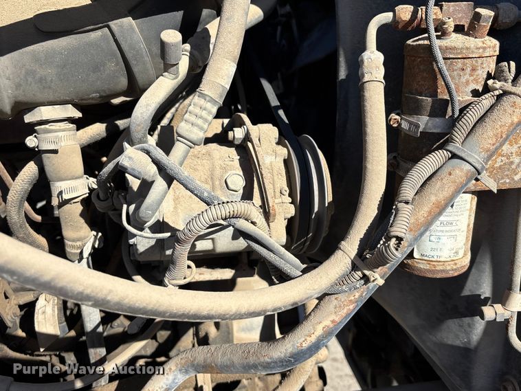 image for item FC1610 1990 Mack CH613 semi truck