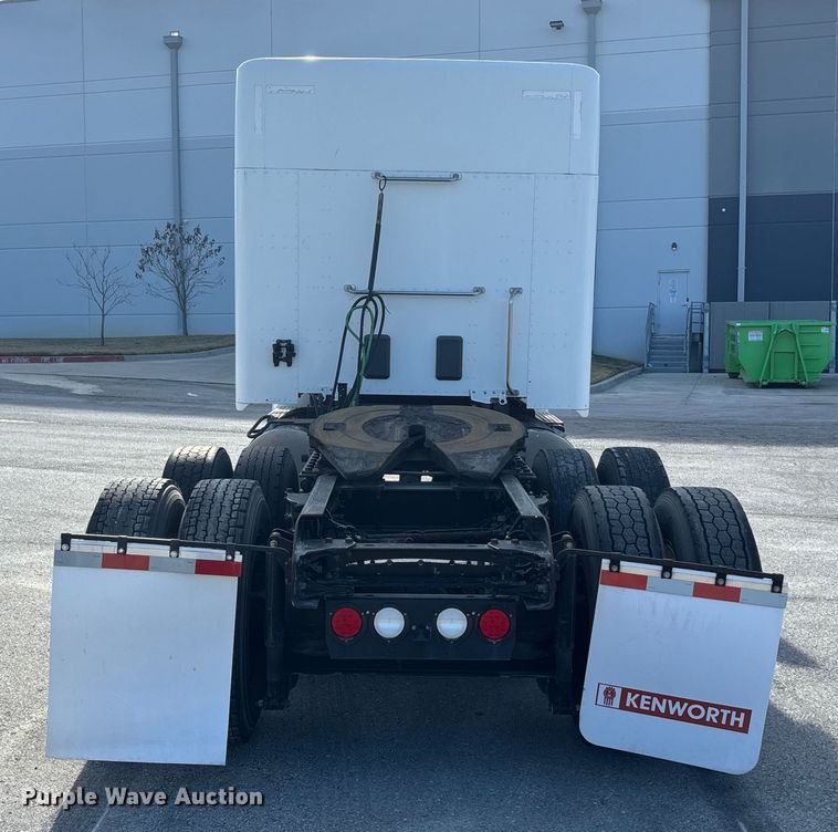 image for item FC1613 2015 Kenworth T680 semi truck
