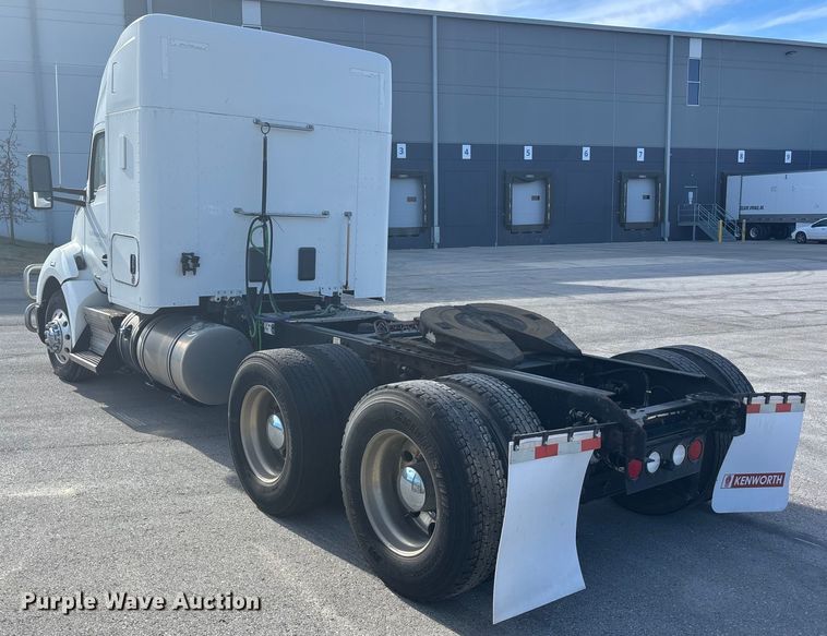 image for item FC1613 2015 Kenworth T680 semi truck