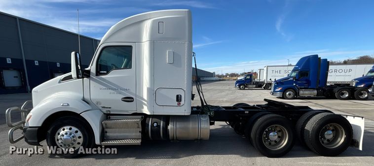 image for item FC1613 2015 Kenworth T680 semi truck
