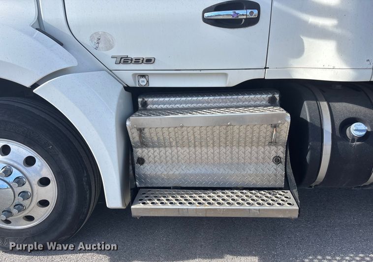 image for item FC1613 2015 Kenworth T680 semi truck