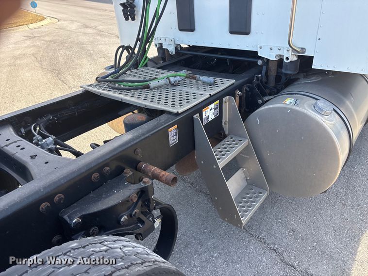 image for item FC1613 2015 Kenworth T680 semi truck