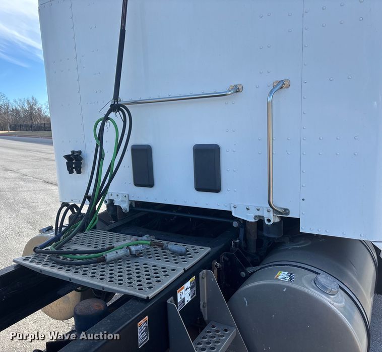 image for item FC1613 2015 Kenworth T680 semi truck