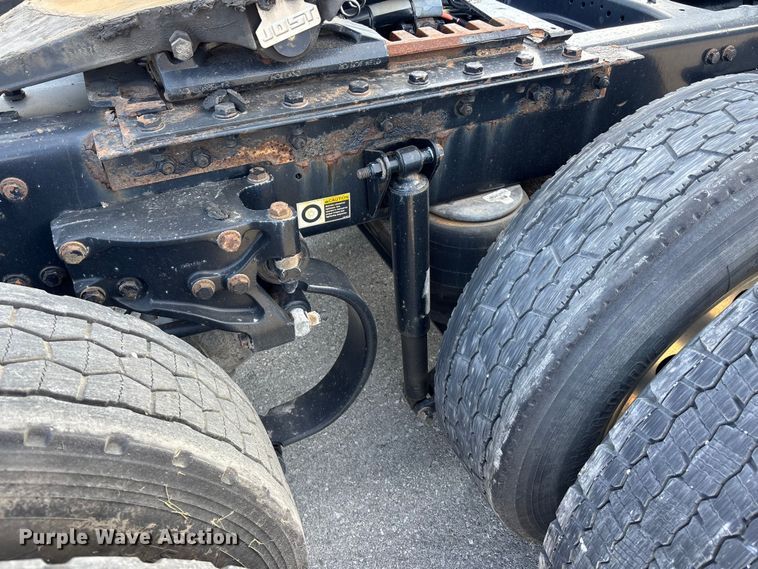 image for item FC1613 2015 Kenworth T680 semi truck