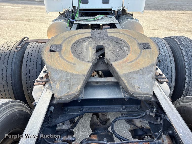 image for item FC1613 2015 Kenworth T680 semi truck