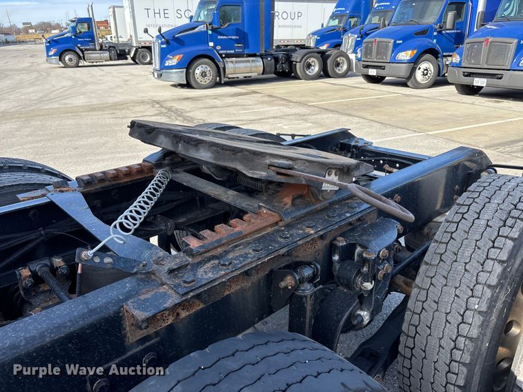 image for item FC1613 2015 Kenworth T680 semi truck