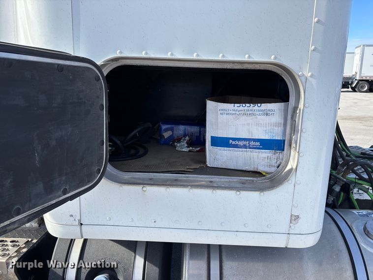 image for item FC1613 2015 Kenworth T680 semi truck