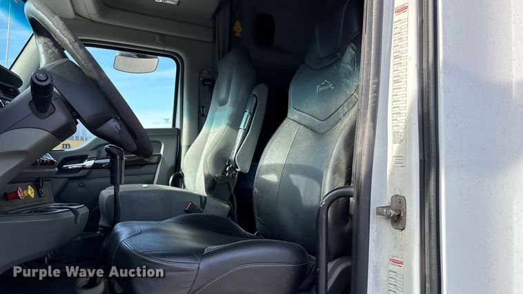 image for item FC1613 2015 Kenworth T680 semi truck