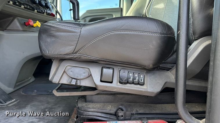 image for item FC1613 2015 Kenworth T680 semi truck