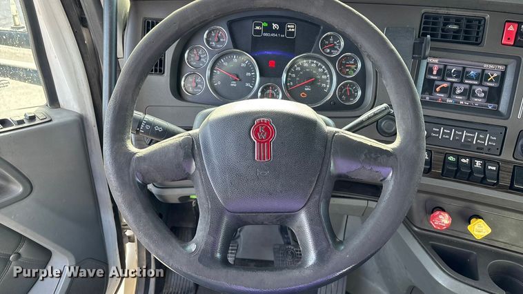 image for item FC1613 2015 Kenworth T680 semi truck