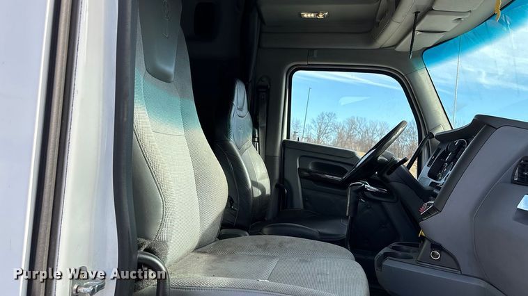 image for item FC1613 2015 Kenworth T680 semi truck