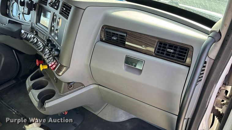 image for item FC1613 2015 Kenworth T680 semi truck