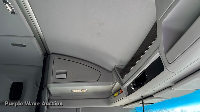 image for item FC1613 2015 Kenworth T680 semi truck