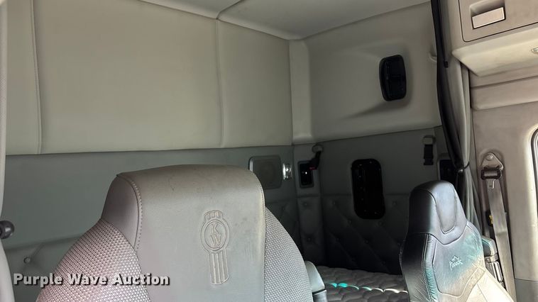 image for item FC1613 2015 Kenworth T680 semi truck