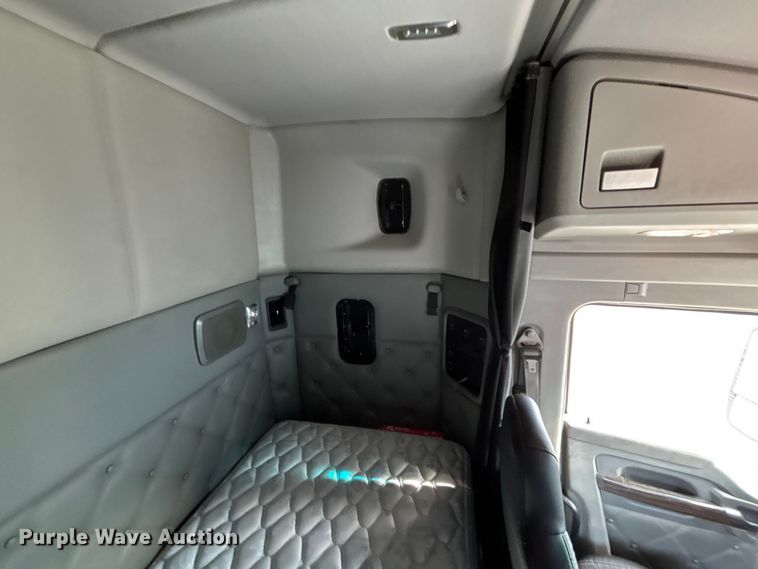 image for item FC1613 2015 Kenworth T680 semi truck