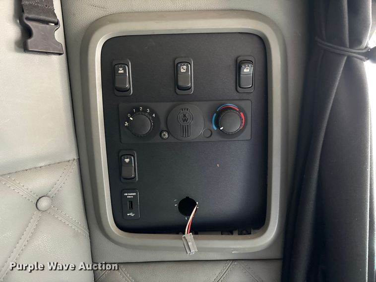 image for item FC1613 2015 Kenworth T680 semi truck