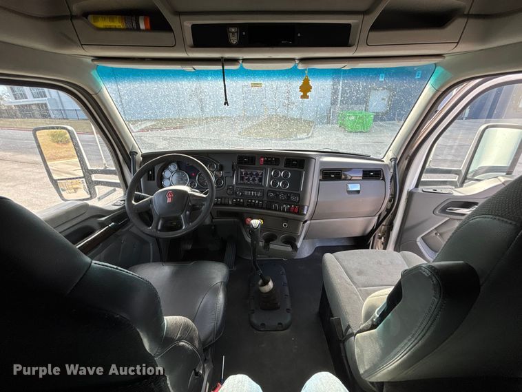 image for item FC1613 2015 Kenworth T680 semi truck