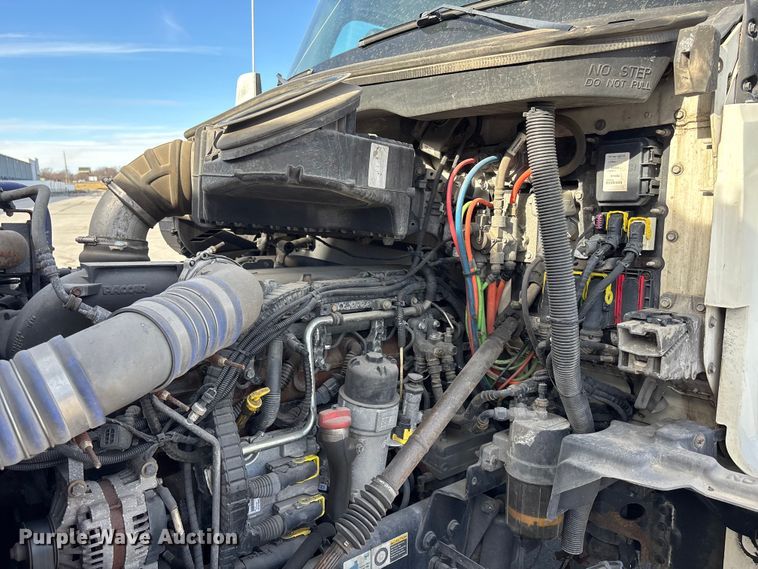 image for item FC1613 2015 Kenworth T680 semi truck