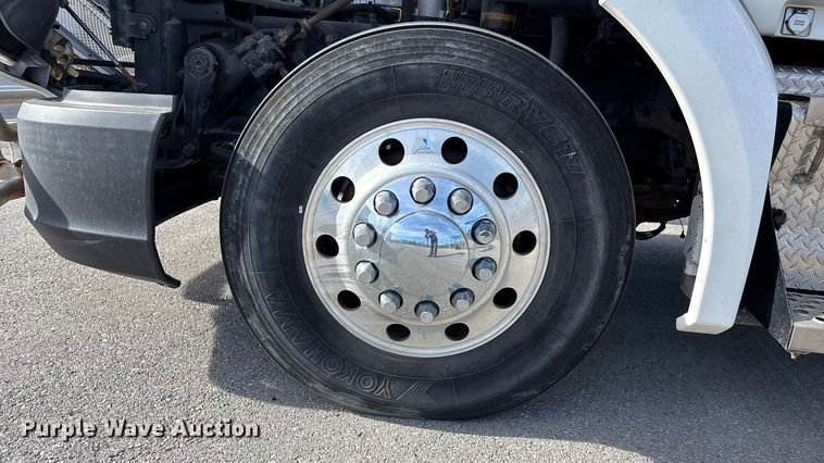 image for item FC1613 2015 Kenworth T680 semi truck