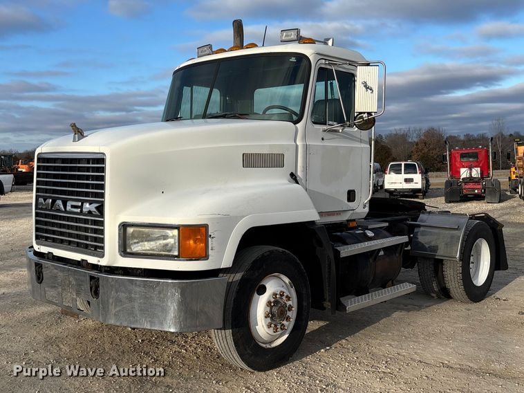 image for item FC1624 1997 Mack CH612 semi truck