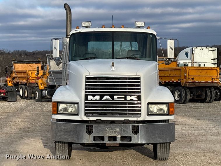 image for item FC1624 1997 Mack CH612 semi truck