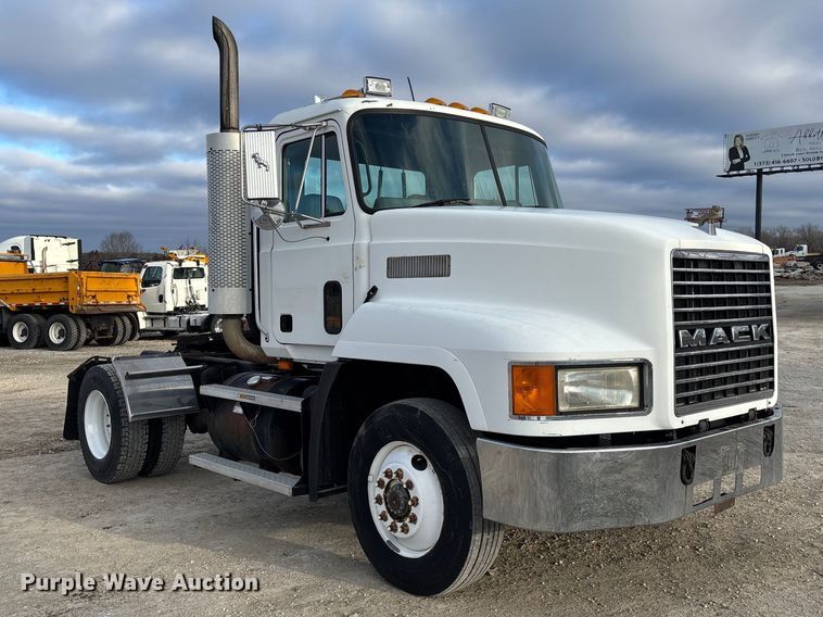 image for item FC1624 1997 Mack CH612 semi truck