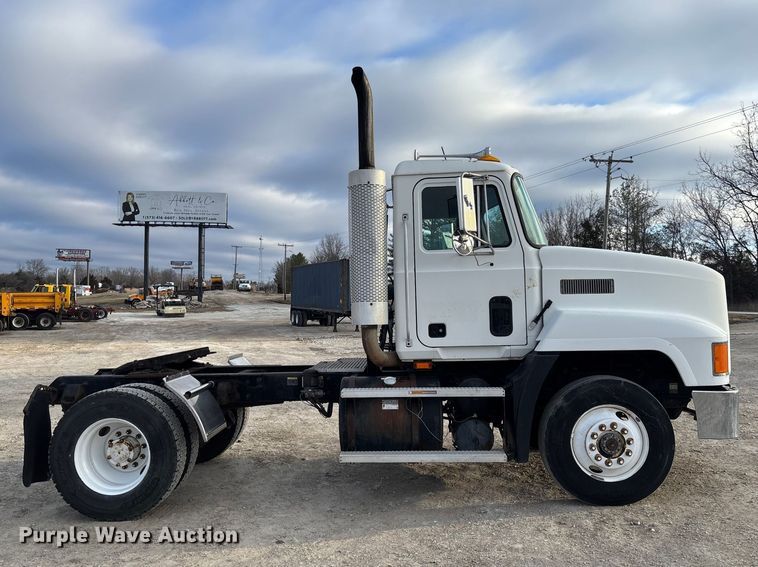 image for item FC1624 1997 Mack CH612 semi truck