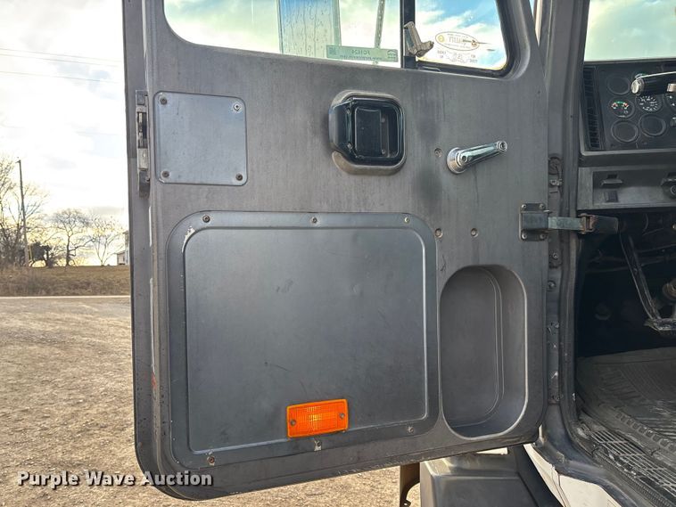 image for item FC1624 1997 Mack CH612 semi truck